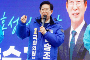 양승조 더불어민주당 후보가 28일 오전&nbsp;예산읍 주교오거리에서 출정식을 갖고 본격 선거운동에 나섰다.