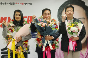 제22대 국회의원으로 당선된 국민의힘 강승규 후보(가운데)가 아내와 아들과 함께 환호하며 총선 승리를 만끽하고 있다.