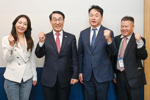 좌측부터 이경희 부회장, 이용록 홍성군수, 김준회 지회장, 주성준 홍콩한인상공회 회원.
