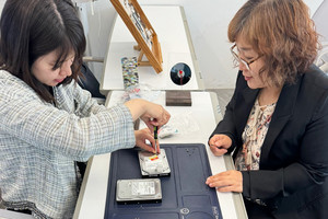 한 기부행사 참여자가 폐디스크로 시계 만들기 시연 및 교육에 참여하고 있는 모습.