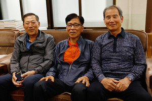 홍북읍농촌지도자회 백충기 회장(사진 가운데)과 임원들이 미소를 짓고 있다.
