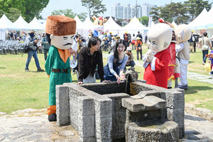 5년 만에 개최된 ‘어린이 큰잔치와 함께하는 홍성역사인물축제’ 첫날, 축제를 즐기기 위해 많은 어린이와 관광객들이 축제를 즐기고 있다.