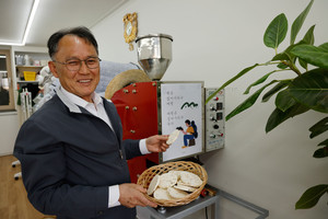 간식용 ‘현미쌀 뻥튀기’를 들고 있는&nbsp;임종완 대표.