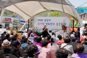 결성면 효사랑 경로잔치 봄꽃축제에서 초대가수 신달래가 공연을 하고 있다.