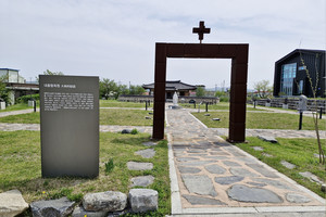 예산 대흥형옥원. 작은 사진은 예산 대흥봉수산순교성지 대흥동헌.