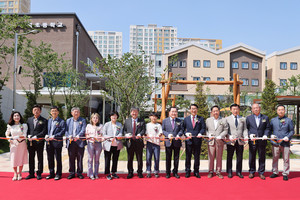 지난 23일 열린 홍북초등학교 이전·개교식에서 행사에 참석한 내·외빈들이 테이프 커팅식을 진행하고 있다.
