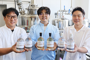 홍성을 대표하는 지역특산주로 전 세계 진출을 목표로 하고 있는 농업회사법인 팔로미㈜ 이재호 대표이사(가운데)가 김상열 공공장(왼쪽), 김주호 사원과 함께 ’팔로미 소주‘ 3종을 들어보이며 환하게 웃고 있다.