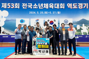 홍주중학교 3학년 박산해 선수가 지난해에 이어 전국소년체전 3관왕에 등극하며 어머니와 학교 관계자들과 함께 기념사진을 촬영했다.