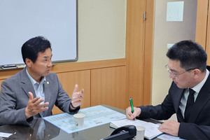 김좌진 장군 동상 이전의 당위성에 대해 설명하고 있는 권영식 홍성군의회 의원.