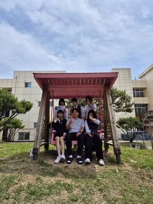 좌측 상단부터 시계방향으로 홍성여자고등학교 이지연 학생, 홍은혜 학생, 박서진 학생, 우보경 학생, 김태환 교사, 심규예 학생.