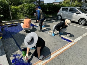 홍성세무서 주차장에 국가유공자 우선 주차구역을 조성하는 홍성군자원봉사센터 구성원들.