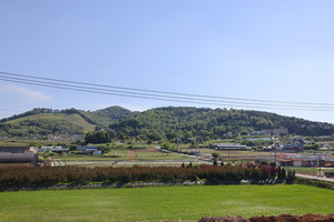 서산 인지면 화수리 매봉재(매현) 일대의 동학농민군 최후의 전투지. 동학농민군은 태안 방면(사진 오른쪽 방향)으로 달아났다.