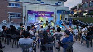 지난 14일 늦은 저녁, 신당초등학교의 학생과 교사 그리고 천수만 마을학교의 선생님과 학부모들이 참여한 1박 2일 캠핑 행사.