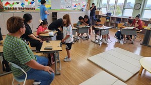학부모들이 공개수업 교과활동에 참여하고 있는 모습.