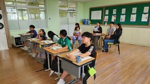 학부모들이 공개수업을 참관하고 있다.