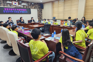 용봉초 학생들이 이정윤, 최선경, 이정희 홍성군의회 의원에게 용봉천 환경에 대한 정책 제안을 하고 있다.