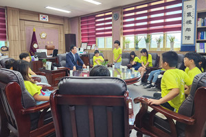 김인수 학생이 장재석 홍성군의회 부의장에게 조례 제정의 절차에 관해 질문하고 있다.