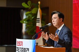 충청남도 도지사 민선 8기, 2주년 회견에서 임기 하반기 비전을 밝히고 있는 김태흠 충남도지사.