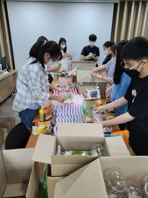 세종마을학교 '꿈이 움트는 다올'의 구성원들이 코로나 펜더믹 시기 세종 새롬동에서 자가 격리를 하고 있던 청소년들에게 제공한 '코로나19 마음 힐링 DIY키트'를 포장하는 장면.