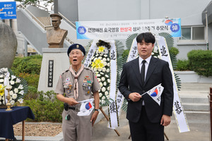 고 한상국 상사의 22주기 추모식에서 제2연평해전에서 전사한 여섯 용사의 희생과 헌신을 기리기 위해 해군가를 제창하고 있다.