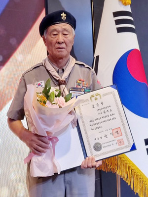 호국보훈의 달 정부포상식에서 대통령표창을 수상한 김주호 광천제일장학회 이사장.