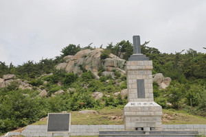 태안 백화산 교장바위와 갑오동학혁명군추모탑·전래비(좌측 아래).&nbsp; &nbsp; &nbsp;