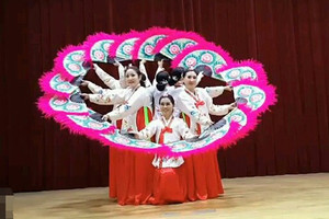 꽃가람무용단 회원들과 부채춤 공연을 펼치고 있다.