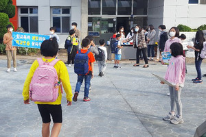 금마초 등교.