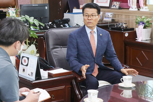 왼쪽부터 한기원 본지 편집국장과 취임 기념 인터뷰를 진행하고 있는 김덕배 홍성군의회 의장.