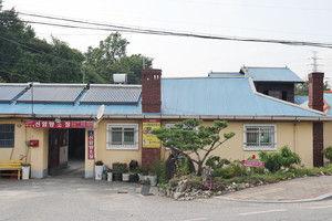예산 신암면 종경리 29-2(종경길 45)에 위치한 신암양조장. 예산군은 1926년에 설립된 가치에 주목, 충남도에 등록문화재 지정을 추진하고 있다.
