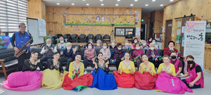 홍동재가센터에서 꽃가람무용단원들과 공연 후 기념촬영.