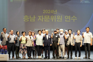 충남 자문위원 연수에 참석한 민주평통 홍성군협의회 박만 회장과 자문위원들.