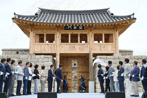 세 번째로 복원된 홍주읍성 북문 ‘망화문(望華門)’의 준공식이 지난 22일 열렸다.