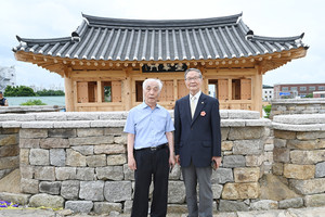 ‘망화문(望華門)’의 현판 제작에 참여한 금마출신 원로서예가 우촌 박상현 선생(사진 오른쪽).