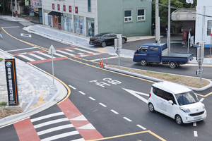 우체국 업무를 마치고 도로로 진입하려는 차량과 회전차량 간 추돌 사고가 우려된다.