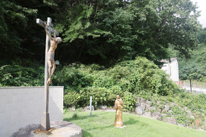 예수님과 성모상.