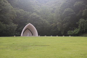 성모당과 잔디광장.