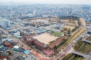 지난 1946년 개교해 1만 명이 넘는 졸업생을 배출한 홍주초등학교가 홍주읍성을 떠나 내포신도시로 이전개교를 앞두고 있다.