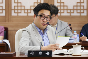 이정원 홍성군의회 의원이 홍성스카이타워의 적자운영에 대해 지적하며 장기적인 운영계획의 필요성을 제기했다.