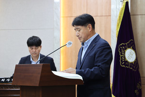 김태기 군 문화관광과장이 상반기 군정업무 추진실적과 하반기 업무계획을 보고하고 있다.