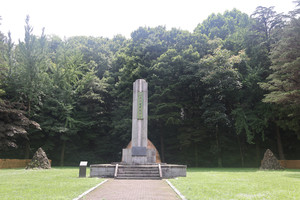 130년 전 치열했던 우금티 전투를 기리기 위해 1973년 11월 11일에 세워진 ‘동학혁명 위령탑’.