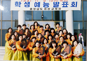 지난 1991년 발표회를 마친 크로마하프 합주단.