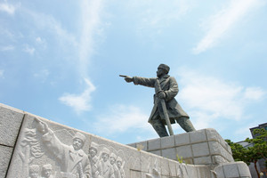 충남 홍성군을 대표하는 역사인물 백야 김좌진 장군의 동상이 홍성읍 중심인 장군상오거리에 세워져 있다.