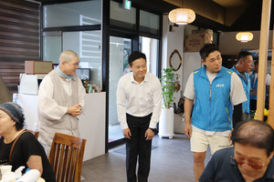 왼쪽부터 홍성군노인종합복지관장 육통스님, 홍성청년회의소 김민재 회장, 칠성갈비 조석 대표.