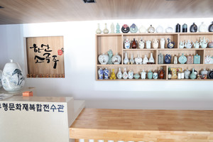 서천 한산의 무형문화재복합전수관에 전시된 한산소곡주.
