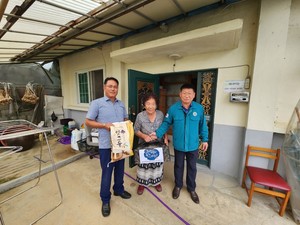 금마면 주광택 면장(사진 오른쪽)과 이기수 이장협의회장(사진 왼쪽)이 독거 어르신 가구를 방문해 위문품을 전달하고있다.