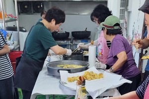 관내 독거어르신께 전달할 명절 음식 정성스럽게 만들고 있는 모습.&nbsp;