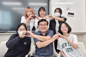 이윤태 교감선생님과 학생기자단이 인터뷰를 마친 후 환하게 웃으며 사랑과 존경의 의미를 담아 하트 세리모니를 하고 있다.
