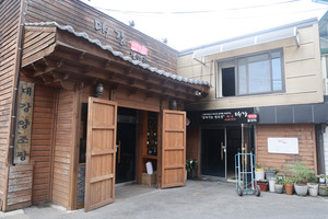 충북 단양의 대강양조장 체험관과 갤러리.