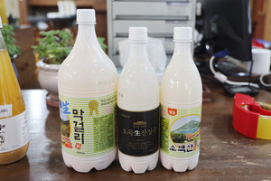 주력 제품인 소백산생막걸리와 오곡생진상주.